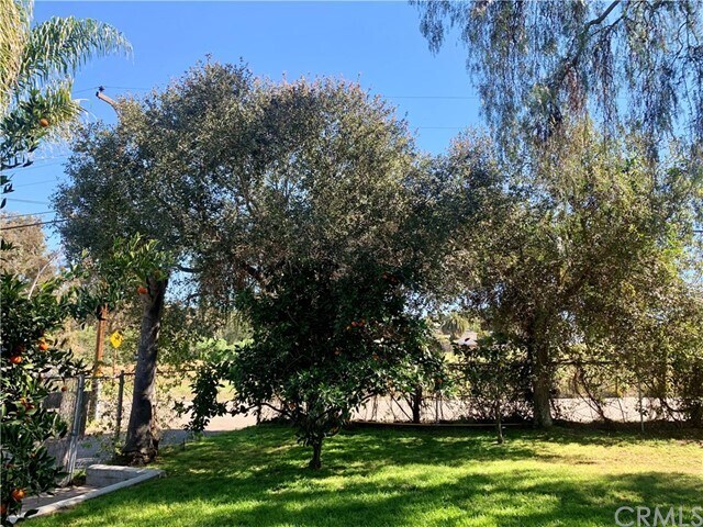 Foto del edificio - 2428 Hutchison St