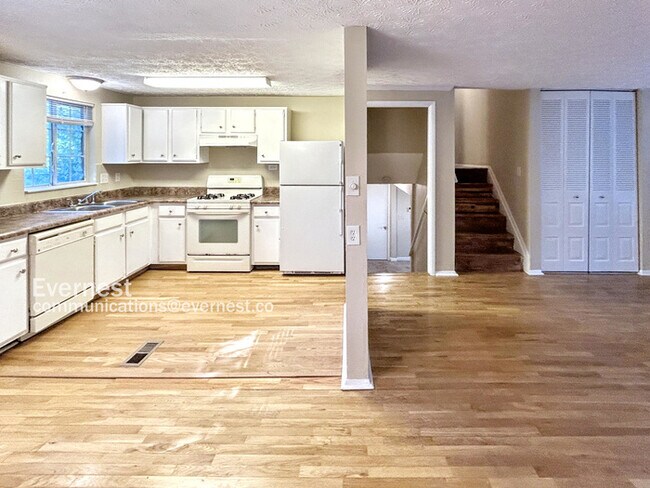 Building Photo - 493 Village Square Ct