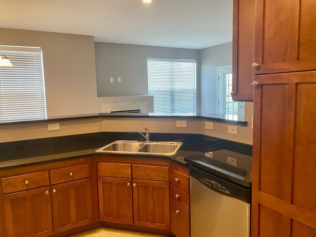 Building Photo - Evolve Real Estate: 2 Bedroom Condo in Pra...