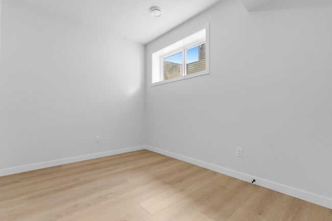 Photo du bâtiment - 6381 King Wynd SW