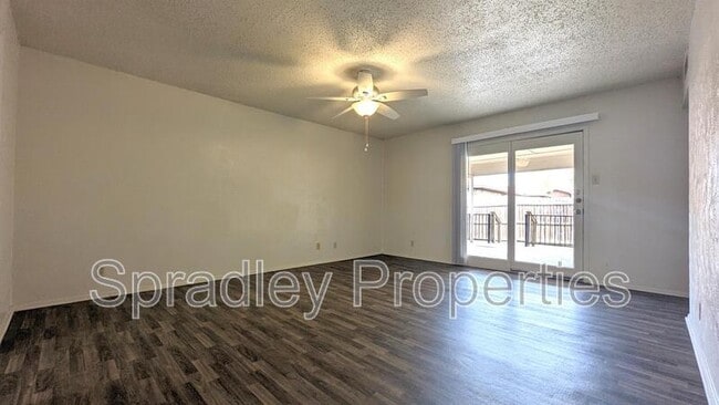 Building Photo - 1802B Azalea Dr