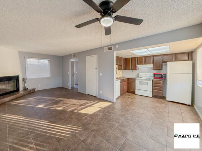 Building Photo - Discover your Ideal Home in this Charming 2/2 Phoenix Townhouse!