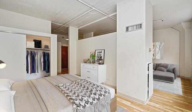 Dormitorios con techos altos y elementos originales. - Bank Lofts