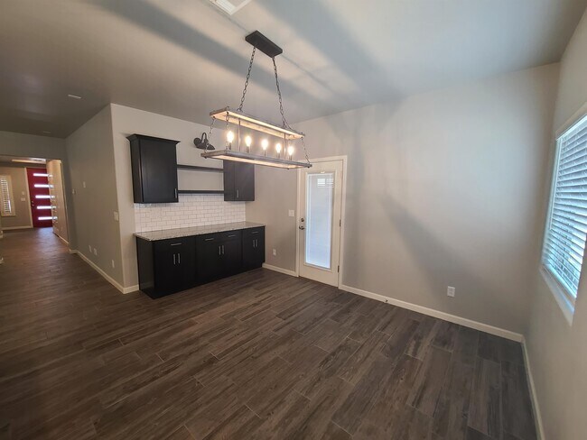Foto del edificio - 6051 Copper Hill St