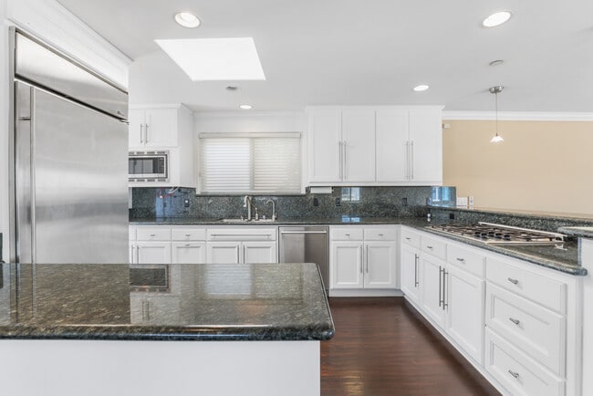 Building Photo - 209 Crest Dr