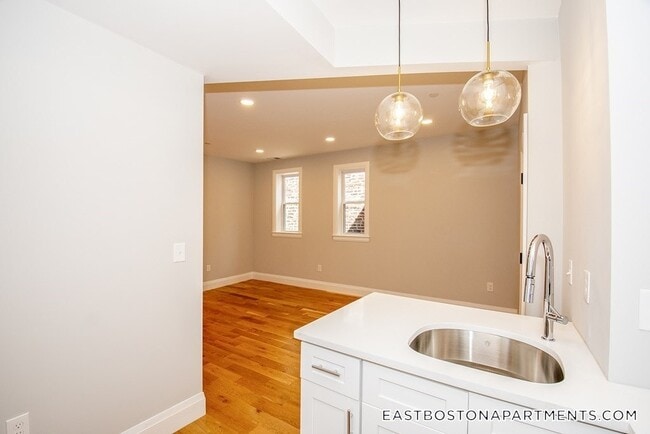 Building Photo - 58 Frankfort St