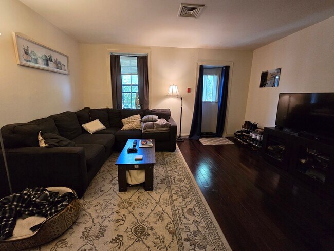 Building Photo - Spacious, Sunny 2BR w/ HW Floors, W/D, A/C...