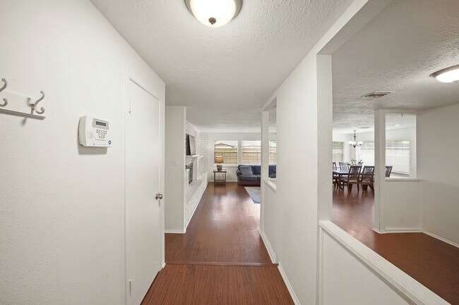 Building Photo - 411 Pickford Dr