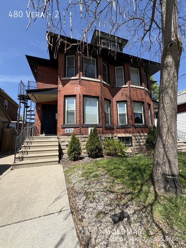 Photo du bâtiment - Beautiful Two Bedroom Upper Unit