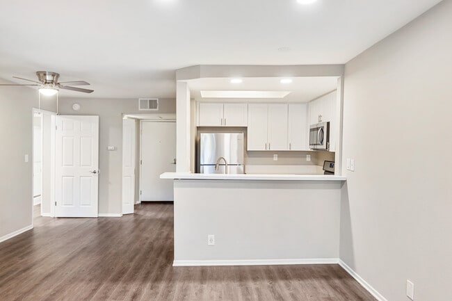 Building Photo - Laurel Canyon, 4500