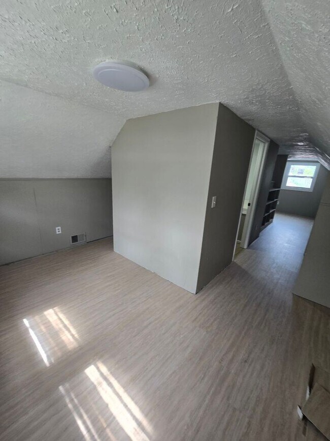 Building Photo - 3 bedroom 2 bathroom single family home | ...