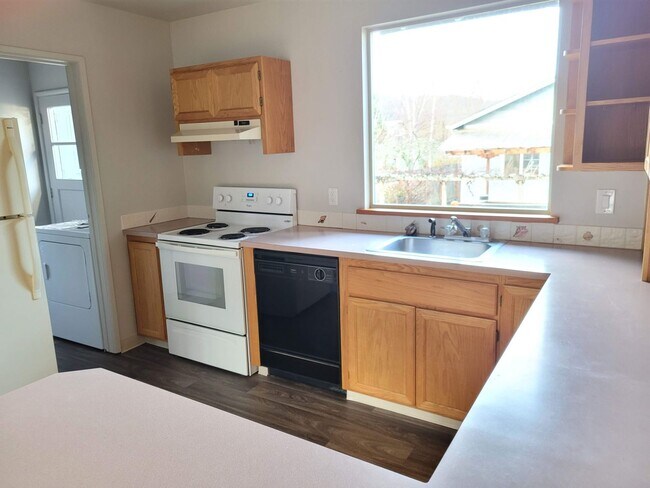 Building Photo - 4-Bedroom 2-Bathroom home in Friendly St. ...