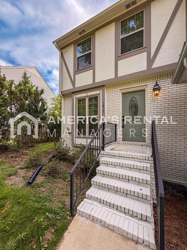 Foto del edificio - JUST LISTED - Updated 2 Bed / 2.5 Bath Tow...