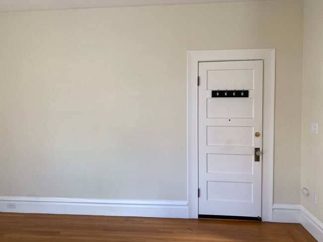 Building Photo - Bright, Corner Studio! Laundry On-Site! HARDWOOD! High Ceilings!