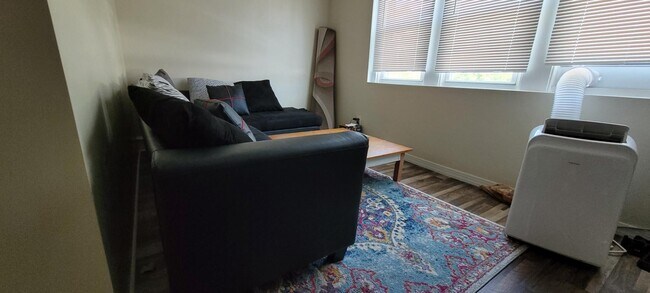 Foto del edificio - 302 Burmont Rd