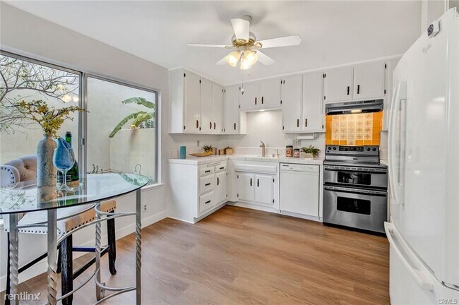 Building Photo - 3 br, 2.5 bath Condo - 17 Pebblewood