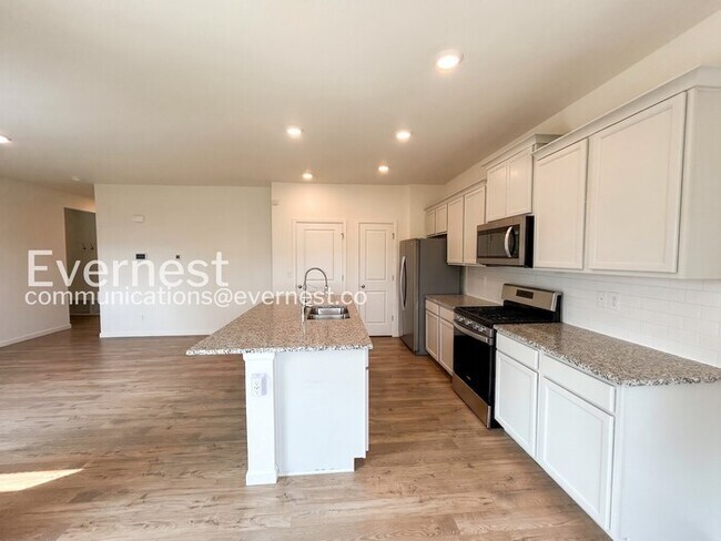 Building Photo - 3 Bed/3 Bath Home with Fenced Yard & Garage / Available Now!