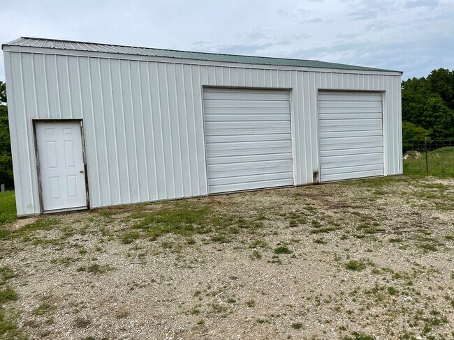 Building Photo - Country house retreat on 10 fenced acres f...