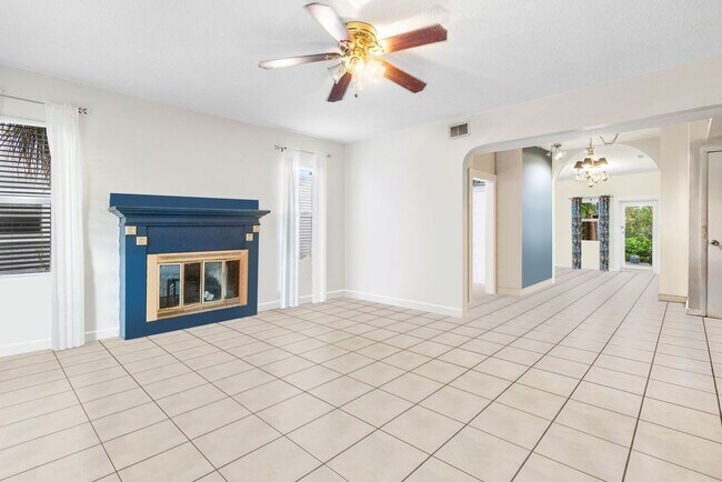 Foto del edificio - Historic 3 Bedroom 2 bath Single Family Ho...