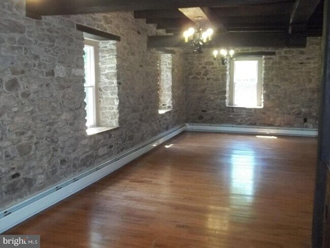 Building Photo - 1732 PA-212