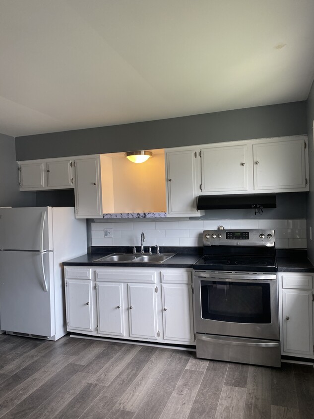 Large Kitchen - 305 Wentworth Dr