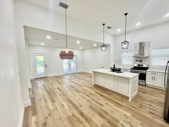 Foto del edificio - 2810 N Mitchell Ave