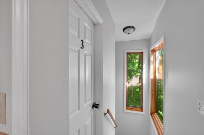 Building Photo - 8205 Knollwood Cir