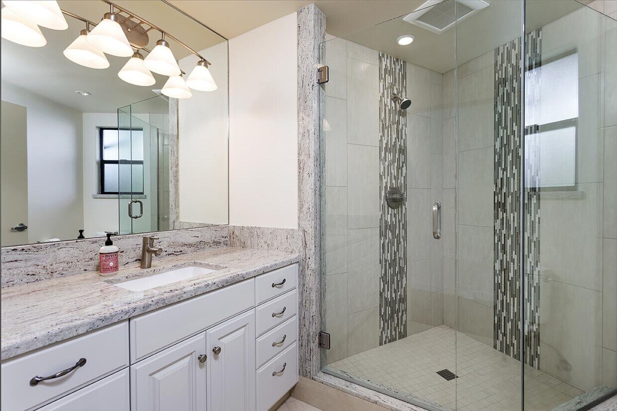 Foto principal - 23635 E Cliff Dr