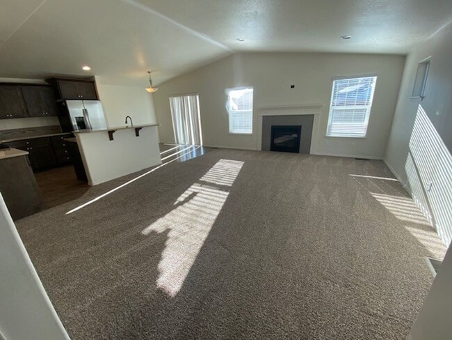 Building Photo - MOVE IN SPECIAL $1000 off first month rent...