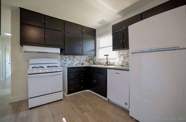 Foto del edificio - 420 Meadowbrook Ln