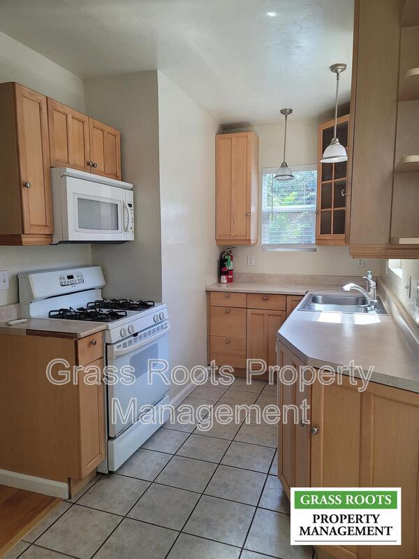 Building Photo - 307 1/2 N Church St