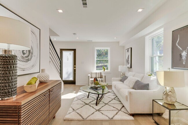 Foto del edificio - 928 52nd St NE