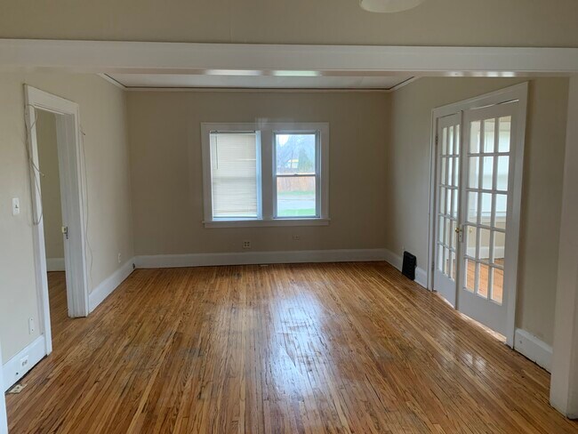 Living room - 1623 Parmele St