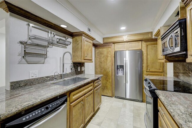 Building Photo - 359 N Post Oak Ln