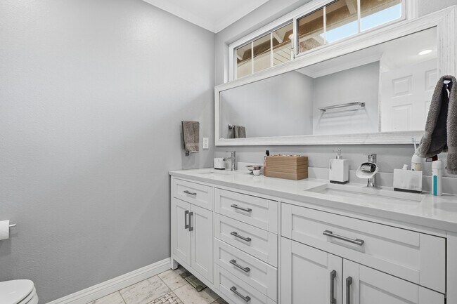 Foto del edificio - 19833 Blythe St