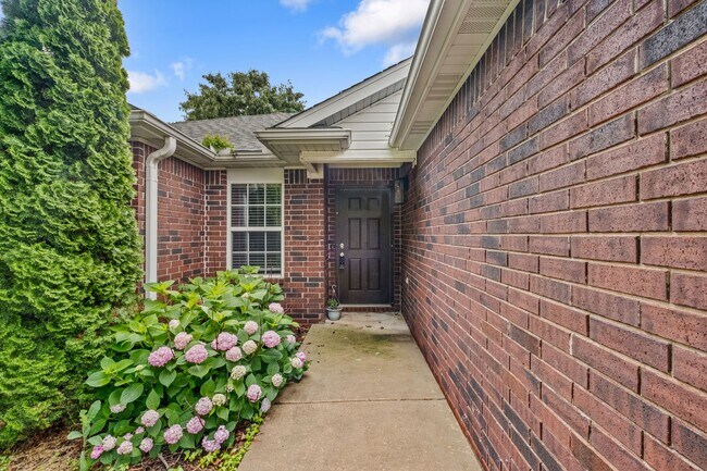 Building Photo - Stylish 3 Bed, 2 Bath Retreat with Modern ...