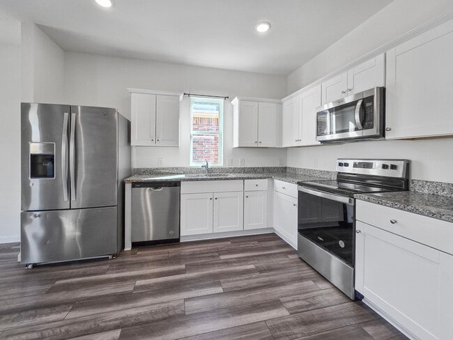 Building Photo - 3BR House • 2-Car Garage • In-Unit Washer/Dryer in Crowley