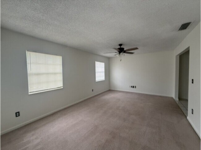 Foto del edificio - Large 4 Bedroom with Family Room, Fireplace, &amp; Screen Porch!