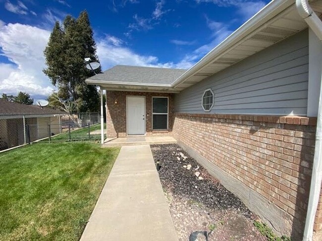 Building Photo - 3 bed, 2 bath Twin Home