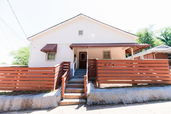 Foto del edificio - Move-In Ready 4BR Home with Large Backyard