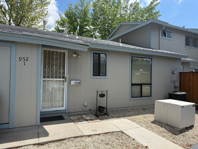 Building Photo - Adorable townhome in the desirable Woodside-Sparks community!
