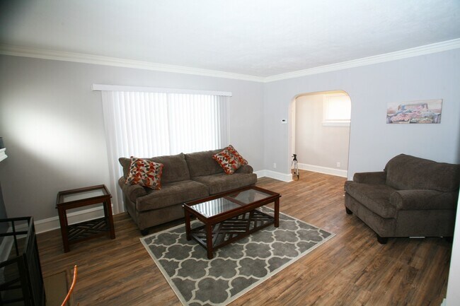 Foto del edificio - Gorgeous & Completely Rehabbed 3 Bed - 1.5 Bath Colonial for Rent!