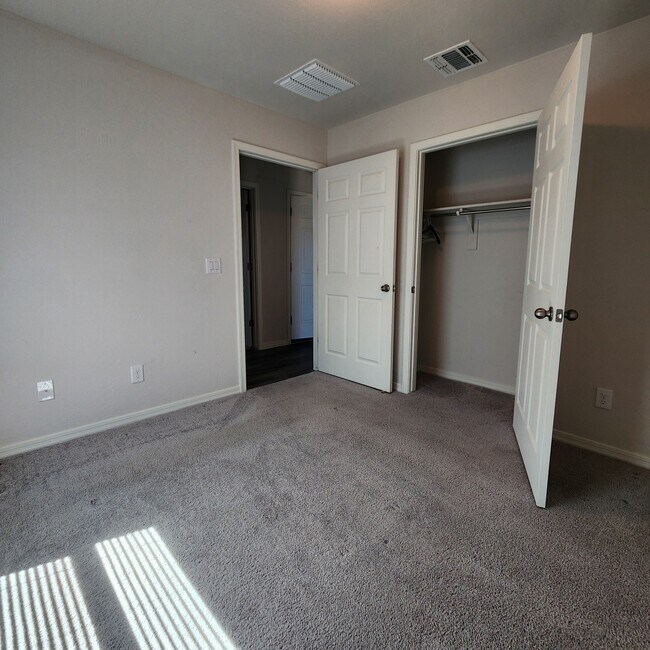 Building Photo - 70 W Cottonwood Ln