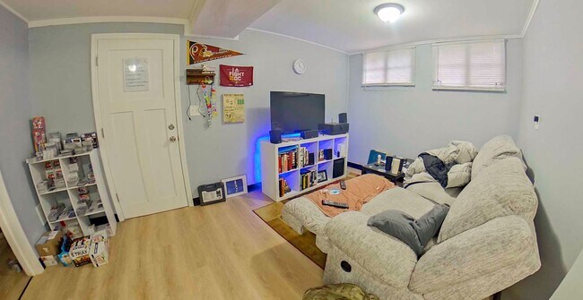 Foto del edificio - Nice Home with 2 Kitchens + Large Backyard + Washer & Dryer! Available August 1st!