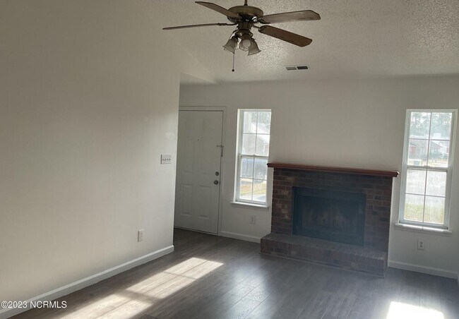 Foto del edificio - This adorable two bedroom two bath duplex ...