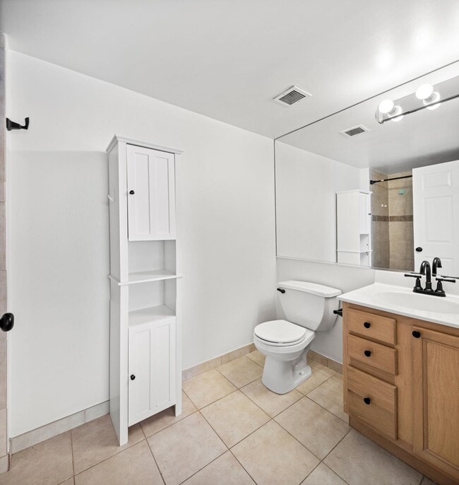 Building Photo - 700 1ST St