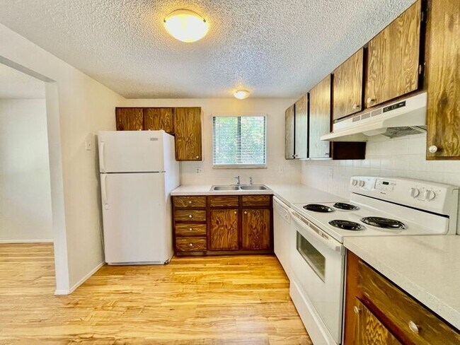 Building Photo - Recently Renovated 3 Bedroom, 1.5 bathroom...