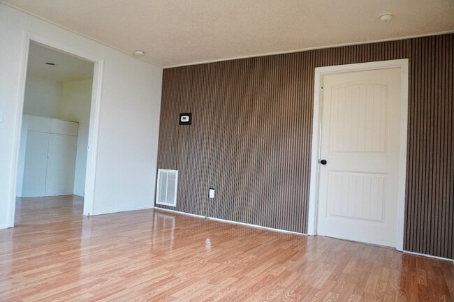 Building Photo - 405 W Main St