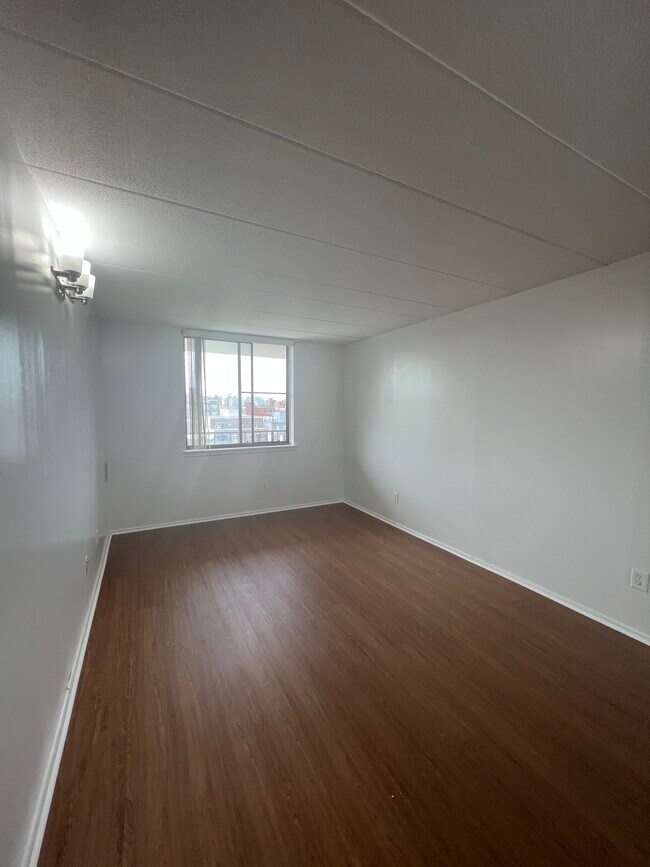 Spacious 1 bedroom - 2322 30th Rd