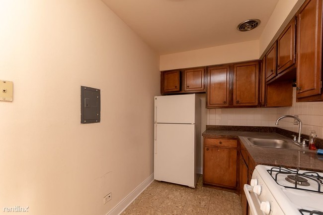 Building Photo - 452 W Aldine Ave